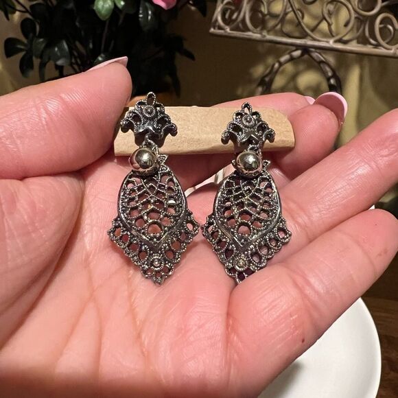 VINTAGE CELEBRITY DARK DANGLING CLIP EARRINGS - Picture 2 of 4